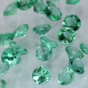 One Green Emerald Natural Beryl 2.5 mm Faceted Diamond Cut Gemstone .08 carat