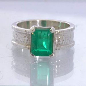 Emerald Simulant Doublet 925 Silver Ring Size 10 Hammered Solitaire Design 161