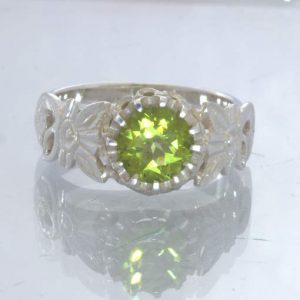 Peridot Round Green Gem 925 Silver Ladies Ring Size 6.25 Angel Flower Design 34
